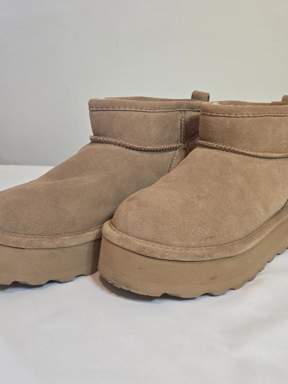 BearPaw Women’s Sz 9 Suede Platform Shorty Ankle Boots in Tan